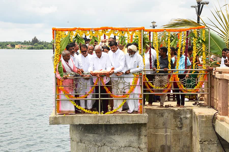 <div class="paragraphs"><p>ಬಸವಸಾಗರ ಜಲಾಶಯಕ್ಕೆ  ಸಚಿವ ಶರಣಬಸಪ್ಪ ದರ್ಶನಾಪುರ, ಸುರಪುರ ಶಾಸಕ ರಾಜಾ ವೇಣುಗೋಪಾಲ ನಾಯಕ ಅವರು ಬಾಗಿನ ಅರ್ಪಿಸಿದರು</p></div>